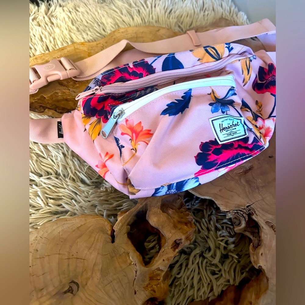 Hershel floral crossbody!✌️